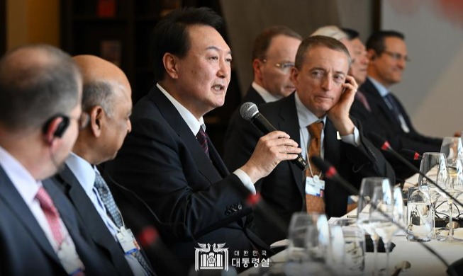 El presidente Yoon Seok Yeol se reúne con líderes empresariales internacionales en Davos
