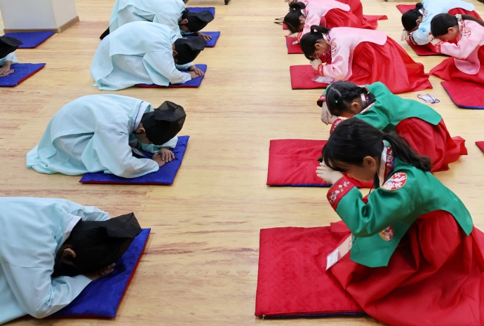 Niños aprenden modales tradicionales