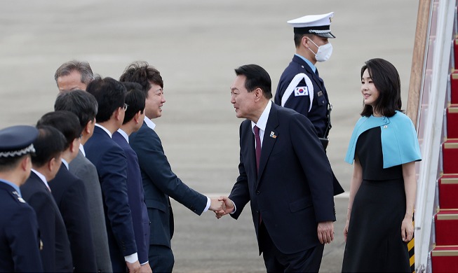 El presidente Yoon llega a casa después de un viaje de 5 días a España