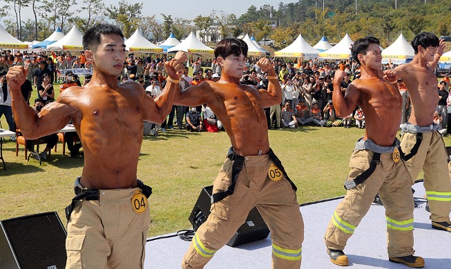 Unos bomberos fisicoculturistas enseñan sus músculos