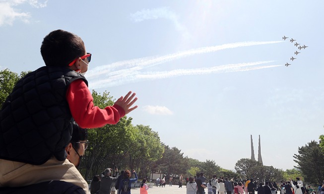 [Foto del día] Acrobacias aéreas de los Black Eagles para celebrar el Día del Niño