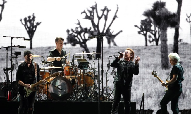 El presidente Moon se reúne con el vocalista de la banda U2