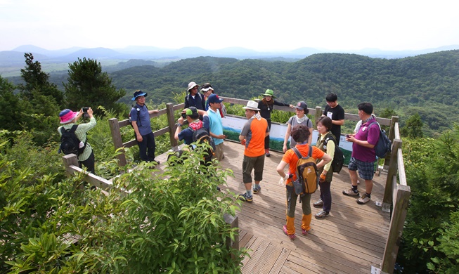 Se realiza un evento internacional de senderismo en sitio del Patrimonio Mundial Natural en Jeju