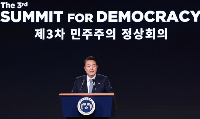 Yoon destaca el uso de las nuevas tecnologías para salvaguardar y ampliar la democracia