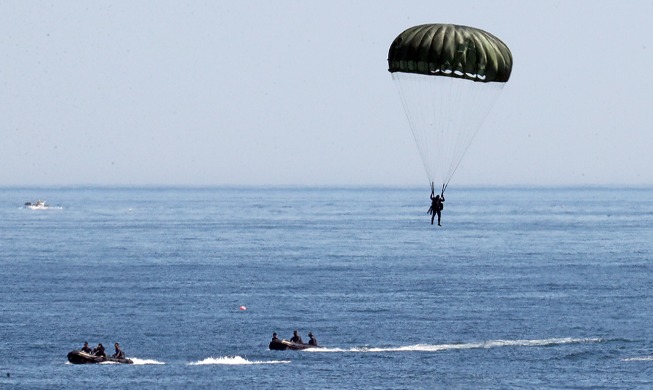 La Unidad de Reconocimiento Especial del Cuerpo de Marines realizan el simulacro Hard Duck