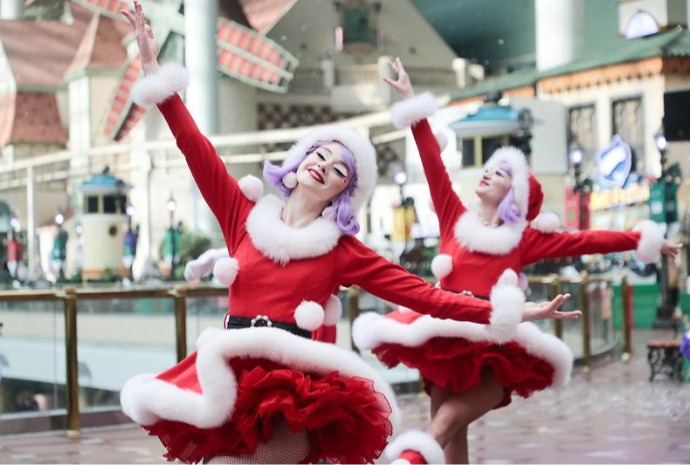 Desfile navideño en un parque de atracciones de Seúl