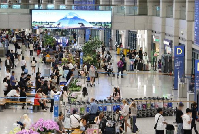 Flujo constante de pasajeros en el Aeropuerto Internacional de Incheon