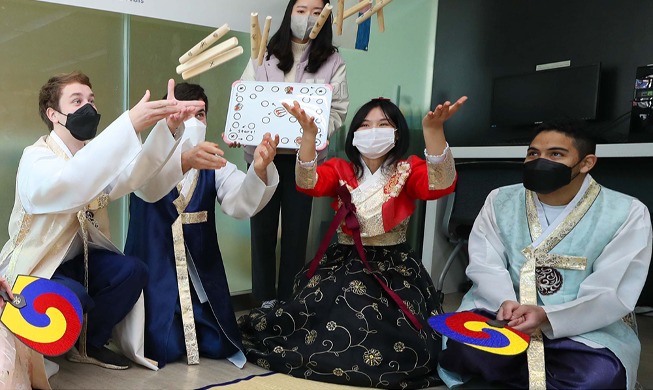 Estudiantes extranjeros disfrutando de juegos tradicionales