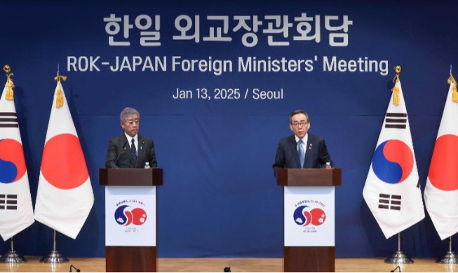 Los cancilleres de Corea y Japón acuerdan fortalecer las relaciones bilaterales