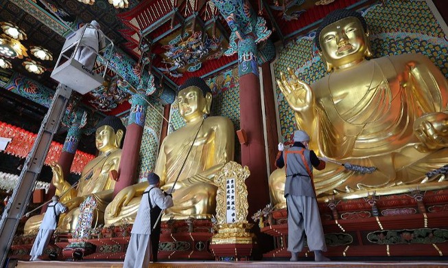 Limpiando las estatuas de Buda