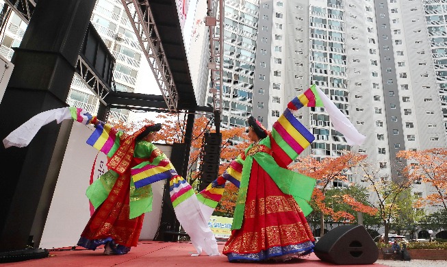 [Foto del día] Danzas tradicionales en un complejo de apartamentos