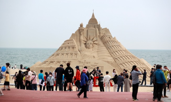 Castillo de arena gigante en la playa de Haeundae