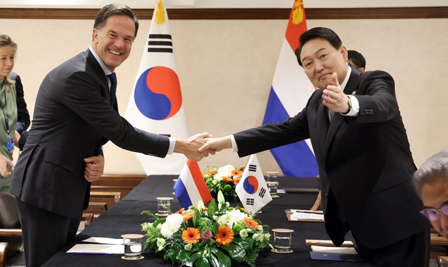 Yoon destaca los semiconductores como el 'eje' de la cooperación Corea-Países Bajos
