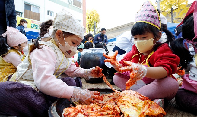 Niños preparado el kimchi