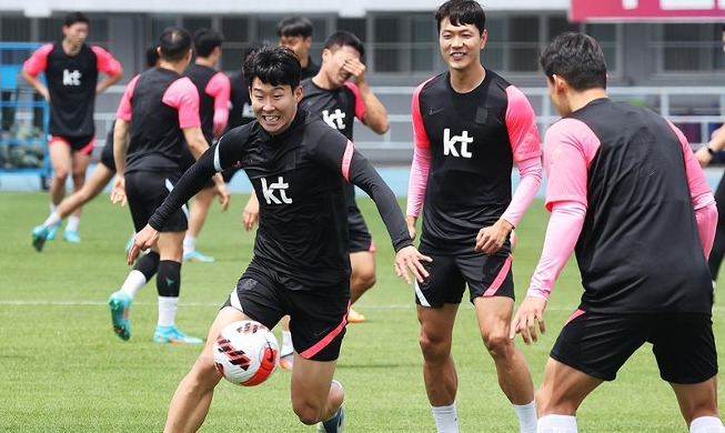 Son Heung-min entrenando antes del partido contra Paraguay