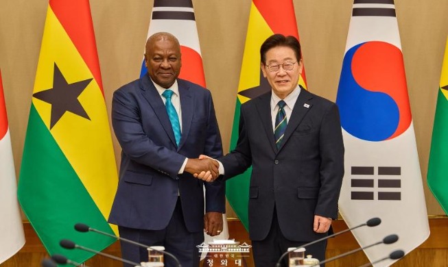 Lee y el presidente de Ghana acuerdan fomentar la cooperación en seguridad marítima y cambio climático