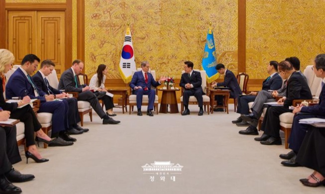 Lee se reúne con los ministros de Economía de EE. UU. y China