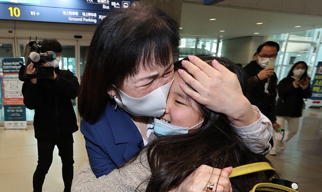 Niña de ascendencia coreana que escapó de Ucrania llega a Corea