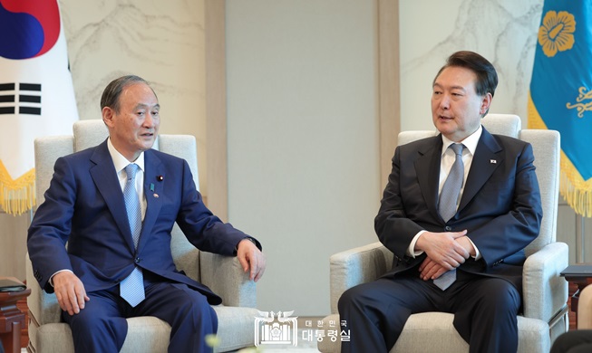 El presidente Yoon se reúne con el ex primer ministro japonés Suga
