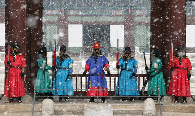 Guardia real custodiando el palacio Gyeongbokgung bajo la nieve