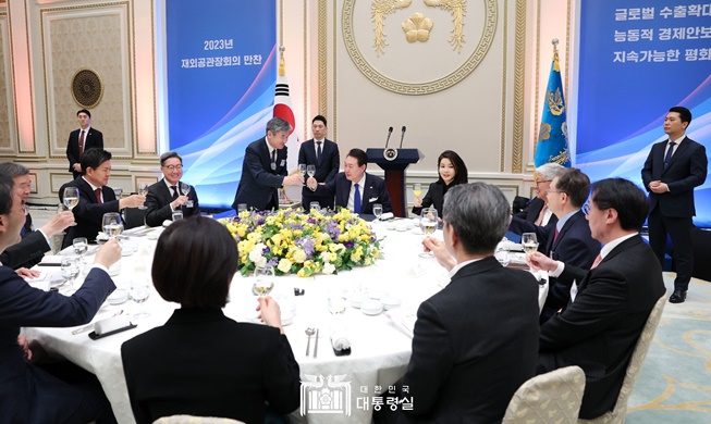El presidente Yoon insta a los jefes de misión en el extranjero a aunar capacidades diplomáticas