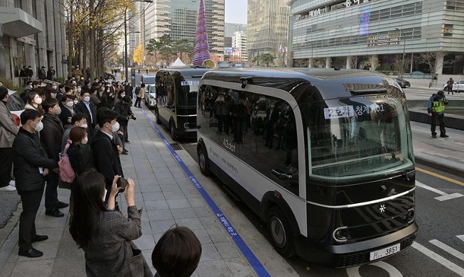 Autobuses de conducción autónoma circulando junto al arroyo Cheonggyecheon