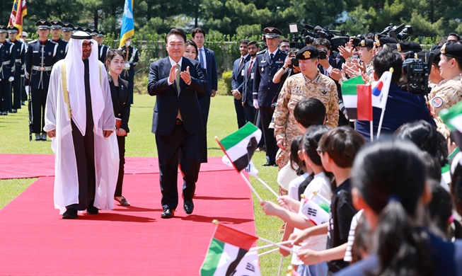 El presidente de los EAU visita Corea para hablar sobre energía nuclear y defensa