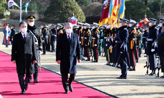 Cumbre presidencial Corea-Uzbekistán concluye con la firma de varios acuerdos de cooperación