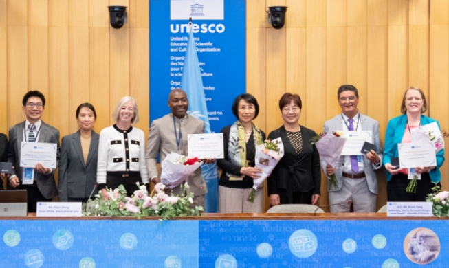 Se otorga el Premio de Alfabetización-Rey Sejong a tres organizaciones de Senegal, Ecuador y Tailandia