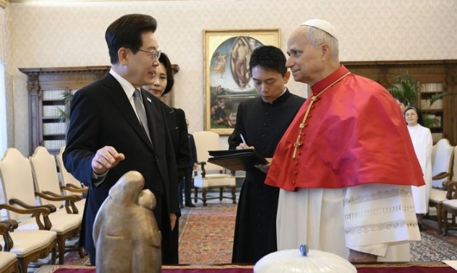El presidente Lee aborda las relaciones intercoreanas con el papa León XIV en el Vaticano