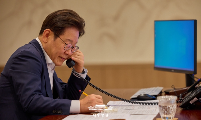El presidente Lee mantiene conversaciones telefónicas con los mandatarios de Kazajistán y Suecia