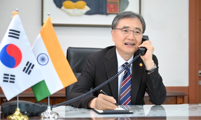 El canciller coreano dialoga con sus homólogos de China y la India sobre la cooperación estratégica
