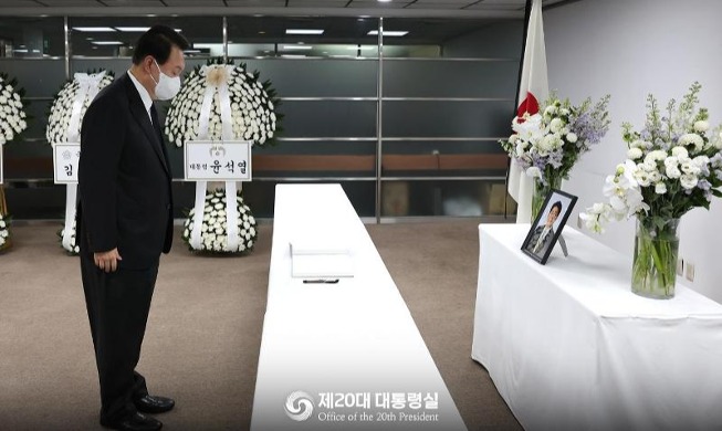 El presidente Yoon visita el altar del difunto ex primer ministro japonés Abe