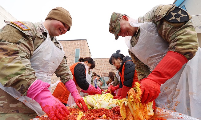 Unos soldados estadounidenses practican la tradición coreana anual de preparar kimchi