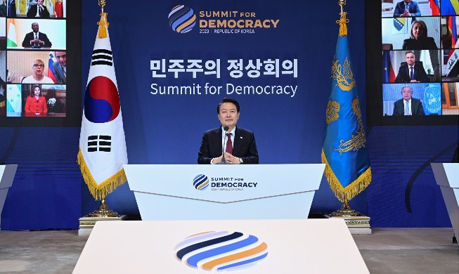 El presidente Yoon subraya la innovación y la solidaridad para reavivar la democracia