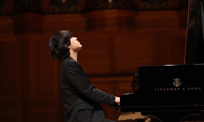 El prodigioso músico Lim Yun-chan tocando el piano