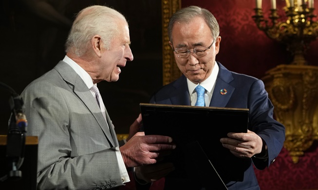 El exsecretario de la ONU Ban Ki-moon recibe el Premio Armonía Rey Carlos III