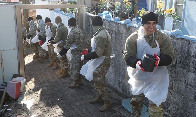 Soldados estadounidenses en Corea se ofrecen como voluntarios para entregar briquetas de carbón a los necesitados