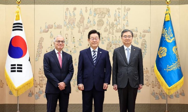 Lee recibe las cartas credenciales de 7 nuevos embajadores ante Seúl y enfatiza la cooperación en IA y defensa