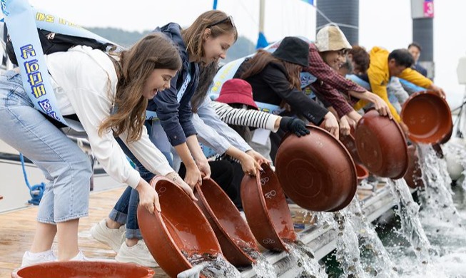 Las reporteras honorarias de Korea.net liberan crías de peces