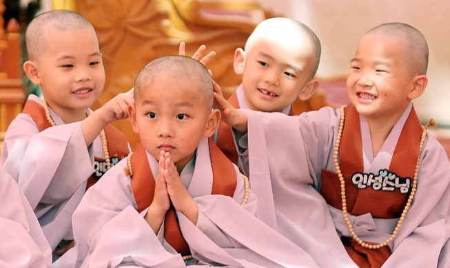 Ceremonia de corte de cabello para niños monjes del templo Jogyesa