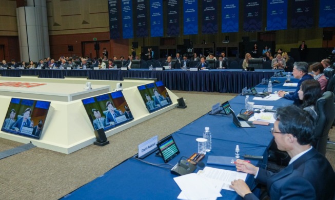 Los ministros de Trabajo del APEC debaten en Jeju sobre empleo en la era de la IA