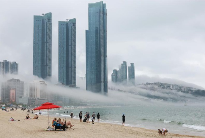 Niebla estival a la orilla de la playa de Haeundae en Busan