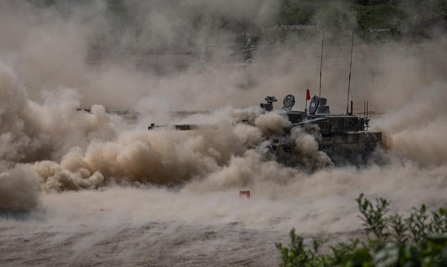 Un tanque K2 dispara en un ejercicio militar