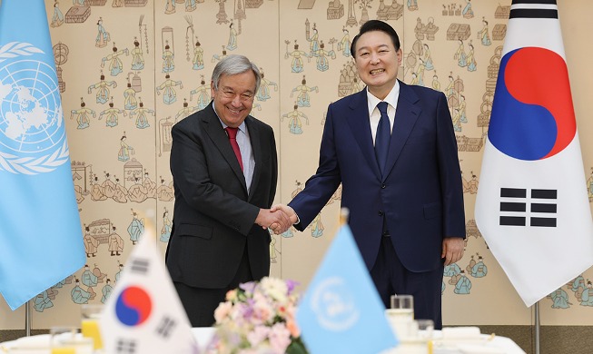 Apretón de manos entre el presidente Yoon y el jefe de la ONU