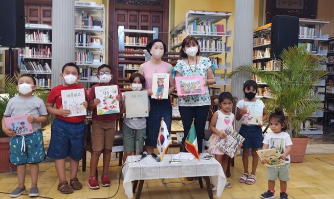 Jóvenes descendientes coreanos en Mérida enseñan cultura coreana a través de cuentos