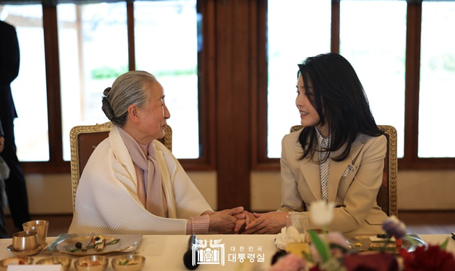 La primera dama Kim Keon Hee celebra un almuerzo con los titulares del patrimonio cultural inmaterial nacional