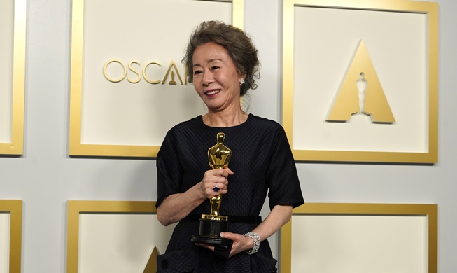 Youn Yuh-jung se convierte en la primera persona coreana en ganar un Óscar al Mejor Actor de Reparto