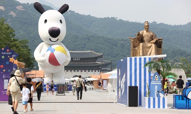 Celebrando el verano en la plaza Gwanghwamun