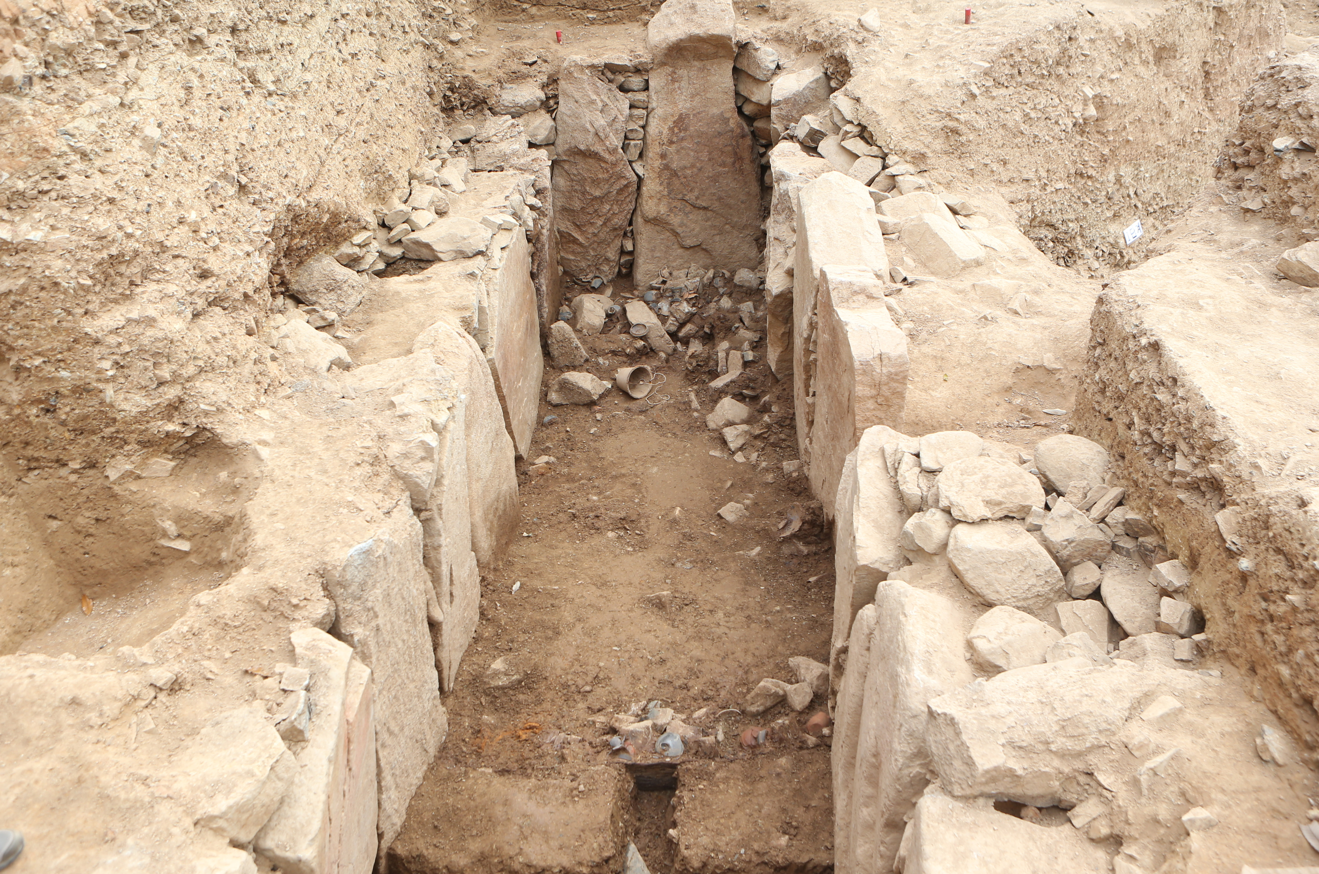 Unveiling of a fully preserved tomb of the ruling class of Bihwa Gaya (2)